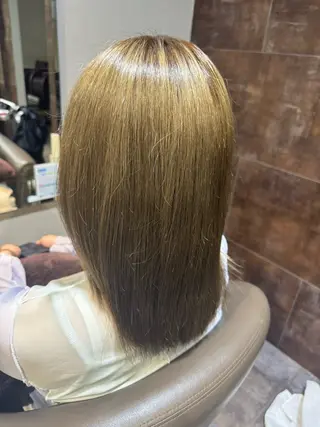 セミロング 岡村 真琴のヘアスタイル