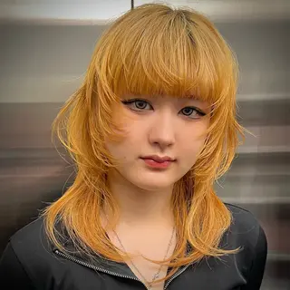 セミロング ウルフとデザイン カラーの神のヘアスタイル