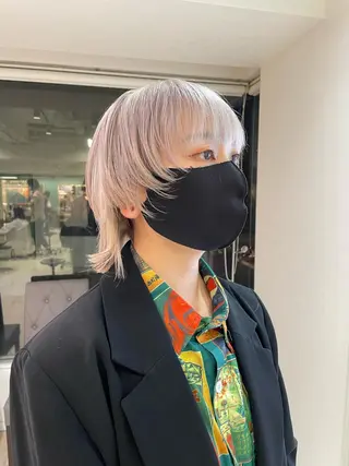 ミディアム カラー 秋葉原オタク向け美容室OFF-KAi!!所属・渡部凌我 小顔ウルフ ハイトーンカラーのヘアスタイル