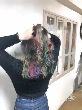 セミロング カラー パーマ ヘアアレンジ 推し活専用 【派手髪】飯野ゆかりのヘアスタイル