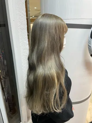 ロング 艶ハイトーン👑♡ NATSUKIのヘアスタイル