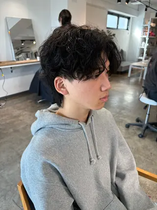 ミディアム パーマ メンズ become men's hair 名駅店所属・名駅/フェザーパーマ 韓国ヘア/森岡のヘアスタイル