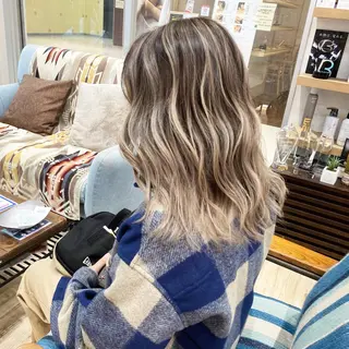 セミロング カラー ブリーチカラーレイヤ ーカット🦋annaのヘアスタイル