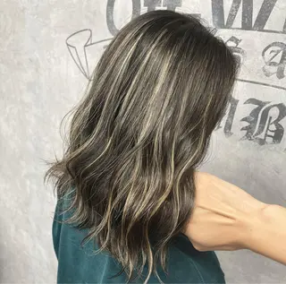 セミロング カラー オフホワイトアンドなんば所属・福西 洋斗のヘアスタイル