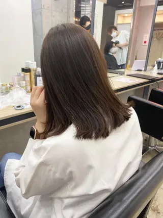 ミディアム カラー オリーブ/アッシュ やわらか透明感カラーのヘアスタイル