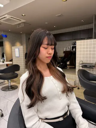 カラー ベージュ／ブラウン/ ナチュラルレイヤーのヘアスタイル