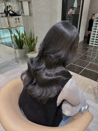 ロング Lond jeloud （ロンドジュルード）所属・にちか/暖色カラー /透明感カラーのヘアスタイル