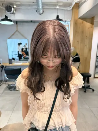 ロング カラー ミルクティー× グレージュMOMOのヘアスタイル