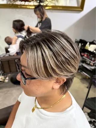 ショート 山影✨バレイヤージュ ハイライト✨メンズ◎のヘアスタイル