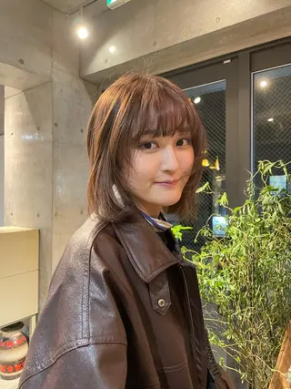 ミディアム maina/透明感 ベージュ/ブラウンのヘアスタイル