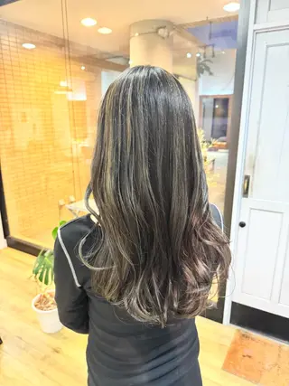 ロング カラー ツキダテ ユイのヘアスタイル