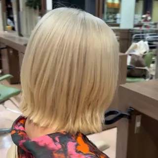 ミディアム CONAN｜レイヤー ボブ／ハイトーンのヘアスタイル