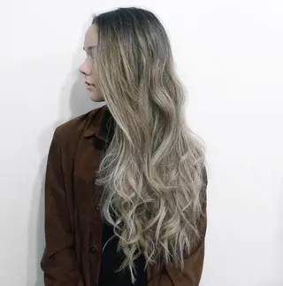 セミロング カラー ヘアアレンジ ケア剤オタク×海外 ヘア長谷川裕起のヘアスタイル