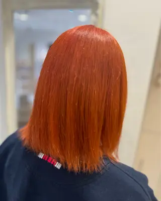 ミディアム Notoミルクティー グレージュカラーのヘアスタイル