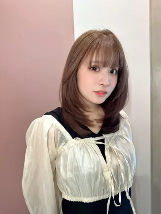 ミディアム カラー レイヤーカット 透明感カラーのヘアスタイル