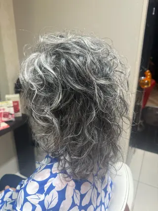 ミディアム ミヤザキ コージのヘアスタイル
