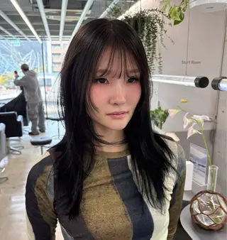 ミディアム フジイ トワのヘアスタイル