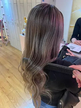 ロング 【ブロンド】【ベージ ュ系】TAKUMAのヘアスタイル