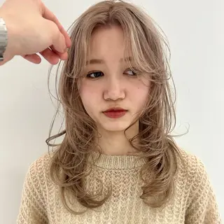 ミディアム カラー ハイトーン/ブリーチ 似合せカット/パーマのヘアスタイル