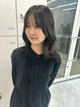 セミロング 韓国ヘア/ブリーチ無 しWカラー/オリーブのヘアスタイル