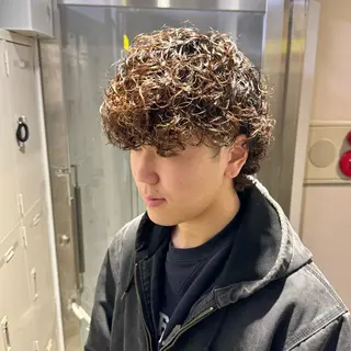 ミディアム パーマ ヘアアレンジ メンズ 顔まわりカット の達人のヘアスタイル