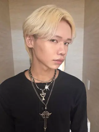 メンズ メンズ ヘアメイク ハイトーン キャロのヘアスタイル