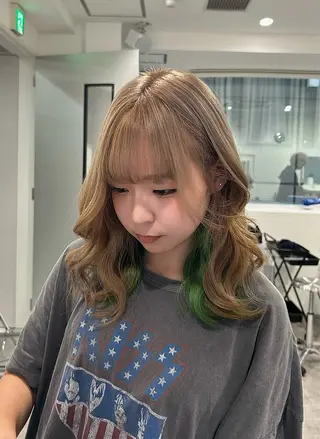 ミディアム ブリーチ/ベージュ /レイヤー/ひよりのヘアスタイル