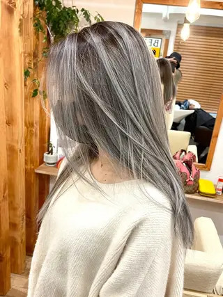 ロング カラー Ami ブリーチ/ハイトーンのヘアスタイル