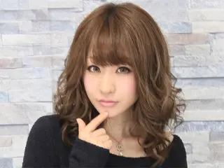 ミディアム カラー ヘアアレンジ ハイトーン Arphyのヘアスタイル