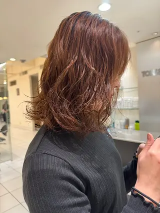 ミディアム パーマ TONI&GUY天神所属・大庫 桜のヘアスタイル