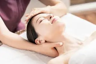 脳疲労を癒して体を 整えるアロマサロンのエステ・リラクイメージ