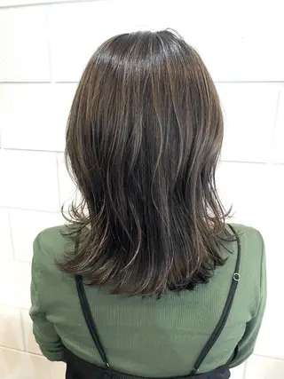 セミロング カラー 透け感/ハイトーン/ レイヤー/小山田のヘアスタイル
