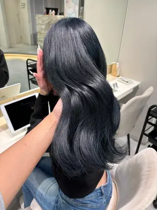 カラー Lond Melia所属・あいり／艶髪 、透明感カラー🩶のヘアスタイル