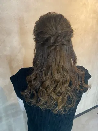 セミロング ヘアアレンジ KISSSWAN所属・KISSSWAN はなのヘアスタイル