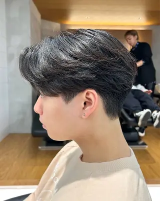 メンズ ニュアンスパーマ/ 毛流れ/ハイトーンのヘアスタイル