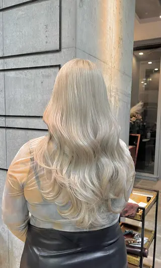 ロング カラー ハイトーンカラ ー/小川のヘアスタイル