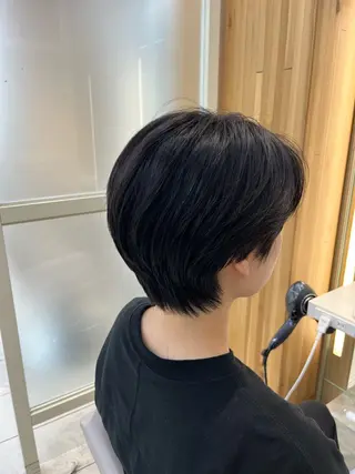 ショート 似合わせレイヤー/ 透明感カラーのヘアスタイル