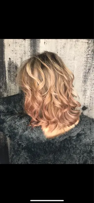 ミディアム ヘアリゾートA i 秋葉原店のヘアスタイル