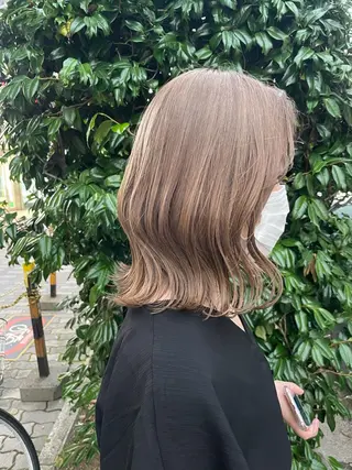ミディアム カラー akane .のヘアスタイル