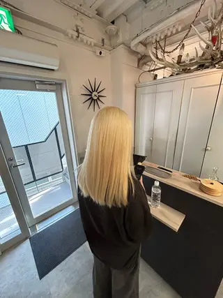 セミロング 縮毛•ハイトーン Runaのヘアスタイル