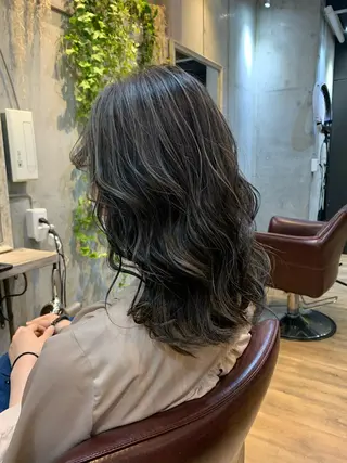 カラー toi【トワ】所属・安達 俊亮のヘアスタイル