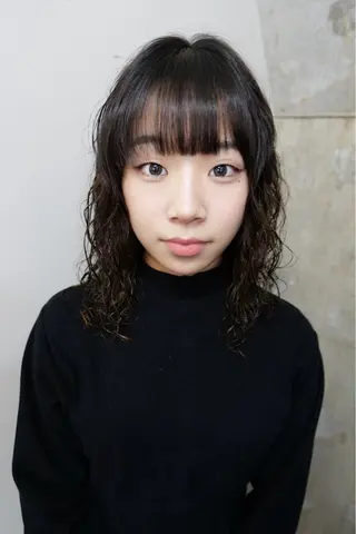 ミディアム パーマ 𝙱𝙻𝙴𝙽 𝚋𝚢 𝚍𝚘𝚝.所属・🤍BLEN 窓🤍のヘアスタイル