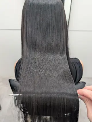 ロング GOToday所属・艶髪／オリーブ系／ 肌が綺麗に見えるお色のヘアスタイル