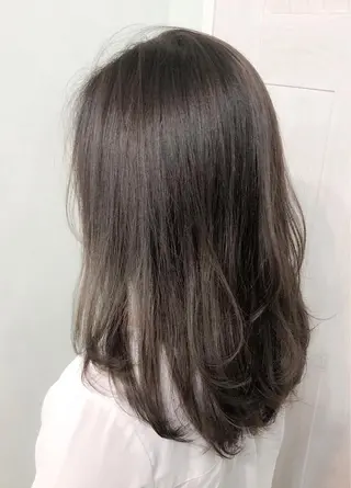 ミディアム カラー universe tokyoのヘアスタイル