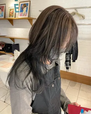 ロング 🌟デザインカラー 🌟コノミ🌟のヘアスタイル