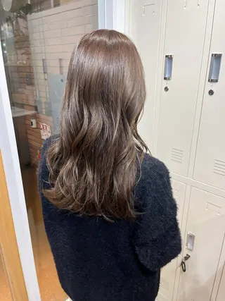 ロング ブリーチなしカラー /ベージュカラーのヘアスタイル