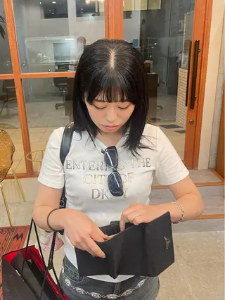 ミディアム カリン/ カット・ブリーチのヘアスタイル