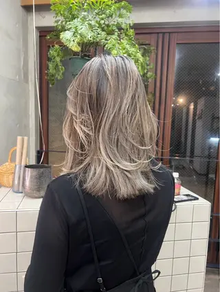 ミディアム SALT WATER所属・南堀江ハイトーン ×カットMIKU🍒のヘアスタイル