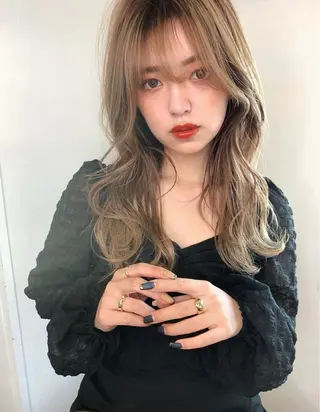 ロング レイヤーカット、 大人可愛い　中村美羅のヘアスタイル