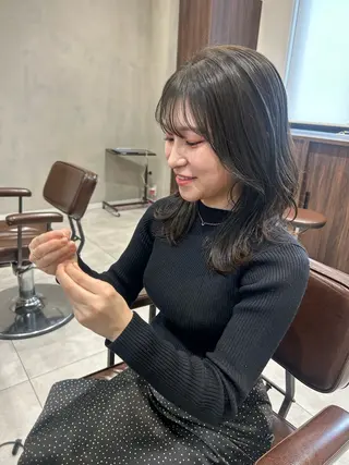 ミディアム カラー オリーブベージュ/ ブリーチなし透明感のヘアスタイル